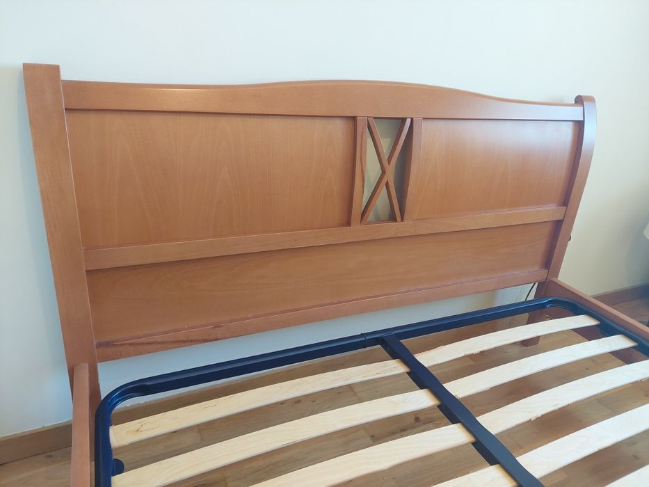 Cama de casal em madeira com colchão e 1 mesa de cabeceira