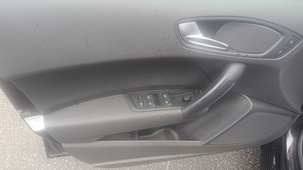 A1 sportback, carro em bom estado de conservação, conduzido por não fumador, conduzido maioritariamente em auto-estrada.