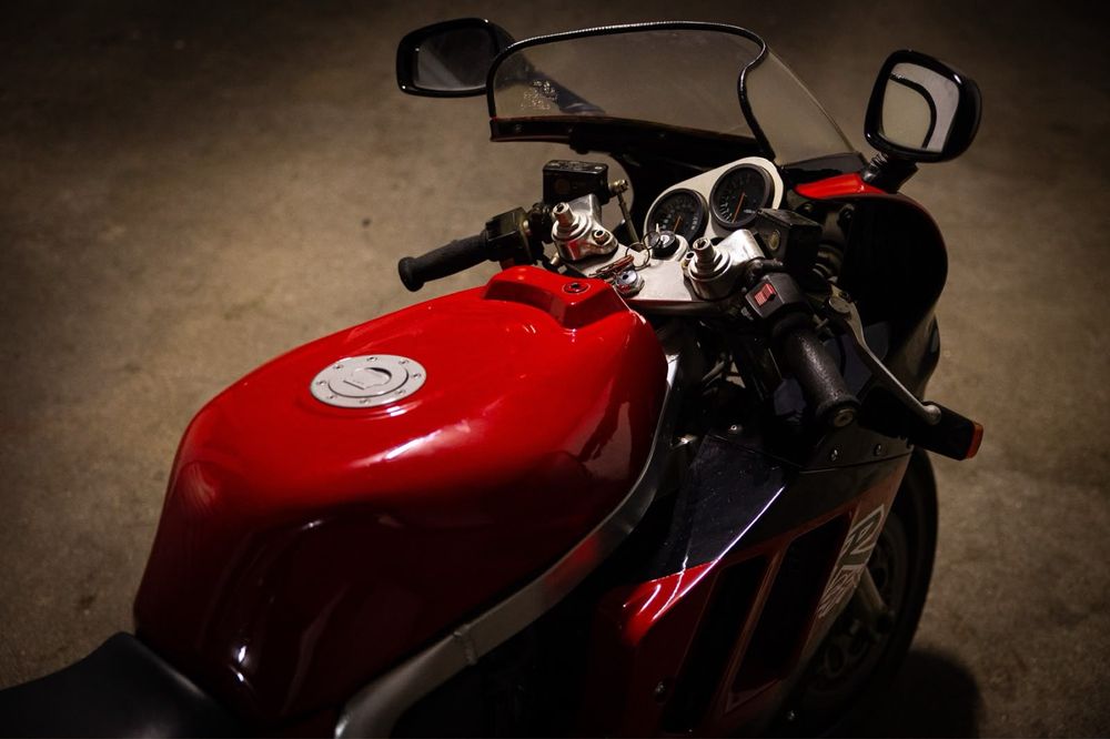 Suzuki GSXR 1100cc, moto antiga com  muito estilo