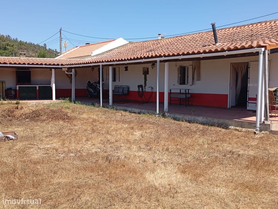 Moradia isolada T3 com jardim em lote de 1600M2
