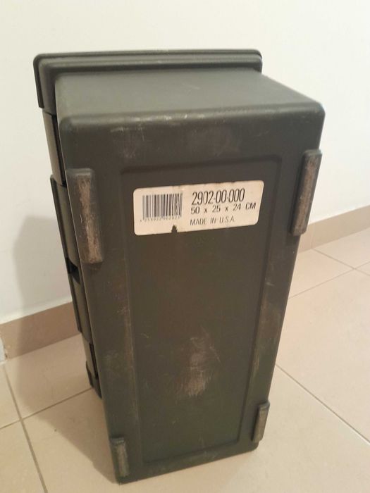 Caixa de ferramentas de plástico preta Rubbermaid