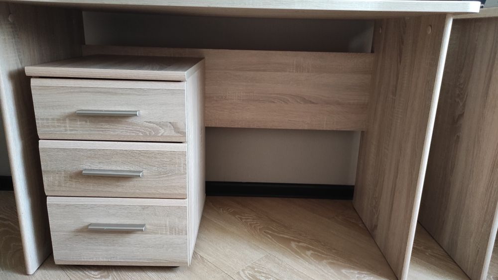 Письмовий стіл комп'ютерний