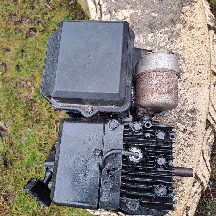 Silnik spalinowy z poziomym wałem