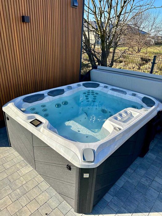 Wyjątkowa strefa spa – sauna i jacuzzi na wynajem!