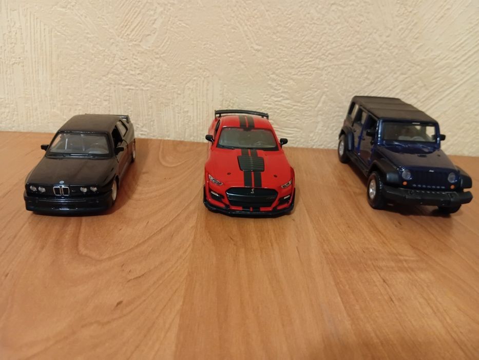 Моделі машинок burago