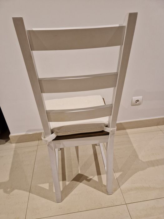 Conjunto de 6 cadeiras com almofada de sentar-se.