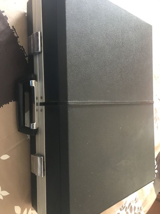 Gira-discos, rádio e cacete