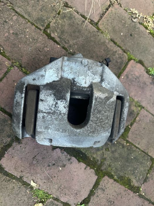 BMW E60 zacisk prawy przód 530d 60/30 324