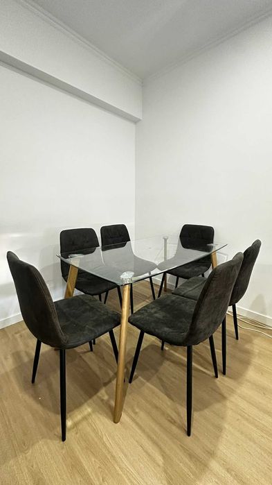 Mesa de jantar em vidro com 6 cadeiras