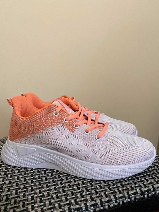 Кросівки жіночі.