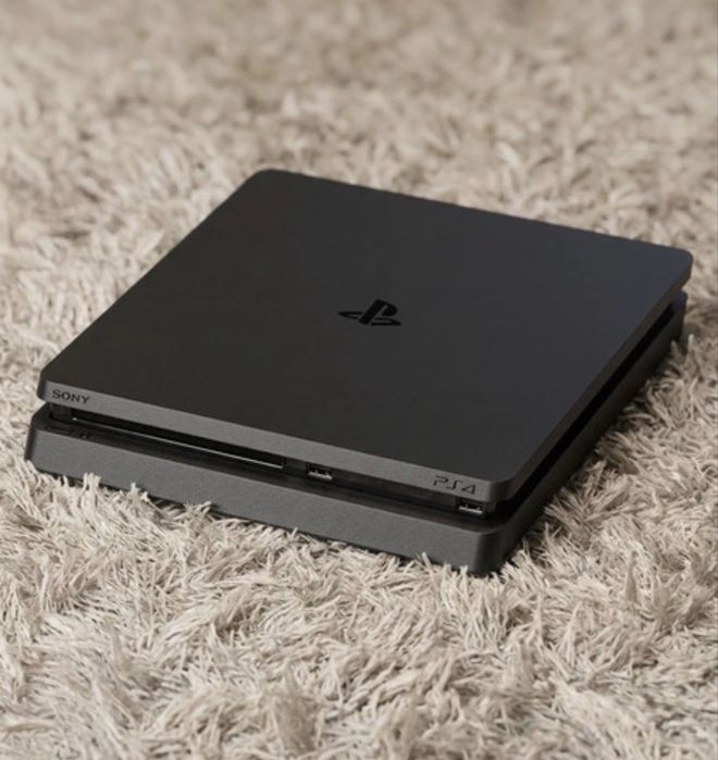 Ps4 com comando e jogos