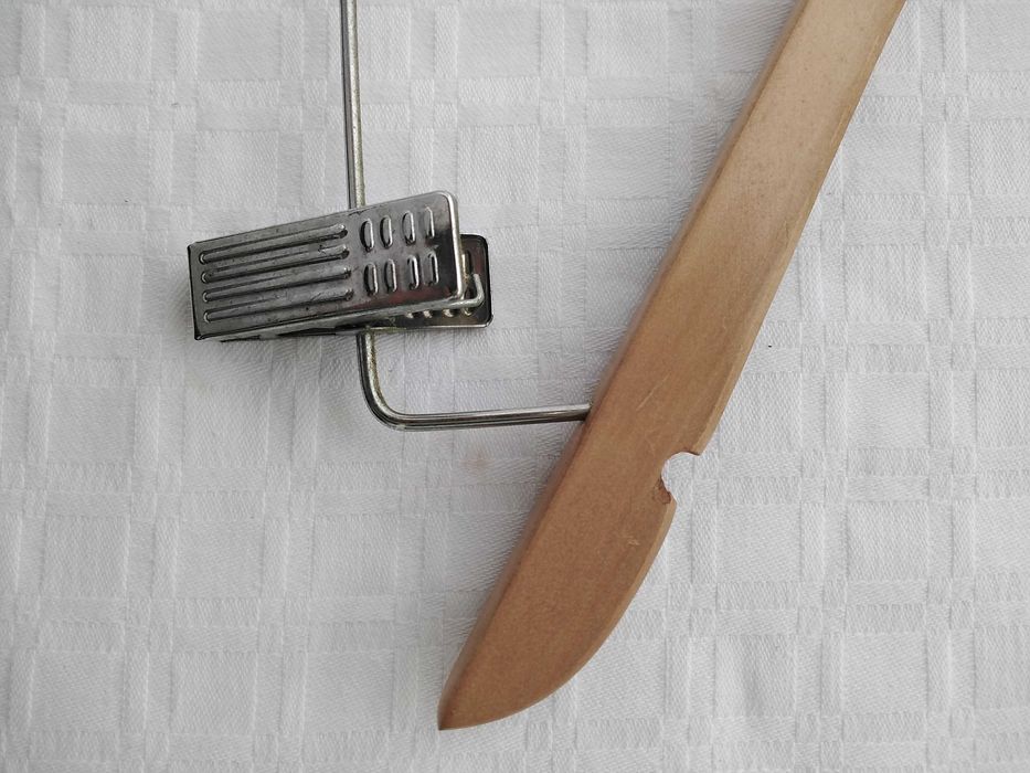 Cinco cabides de madeira