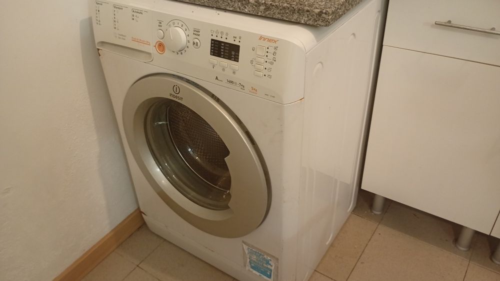 Máquina de lavar e secar roupas
