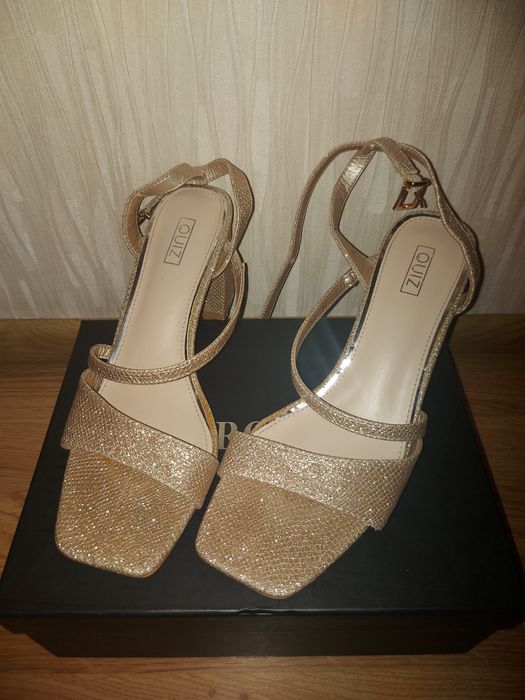 Босоніжки на каблуку