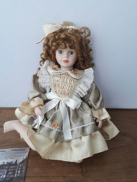 Boneca em porcelana em ótimo estado de conservação