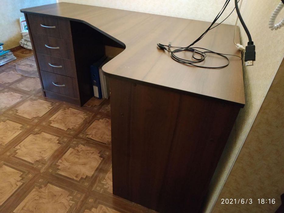 Кутовий письмовий стіл