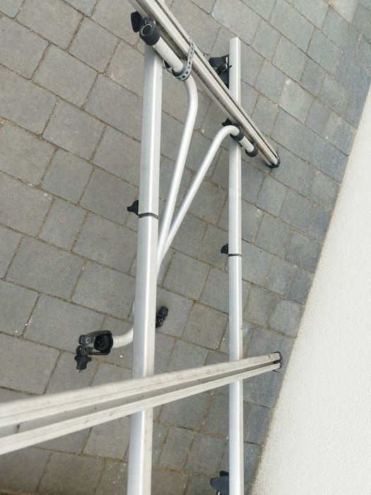 Bagażnik rowerowy dachowy Tuv na trzy rowery.