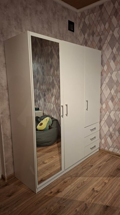 Sprzedam szafę z lustrem