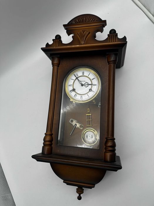 Stary wiszący zegar Hermle nakręcany wahadło drewno.