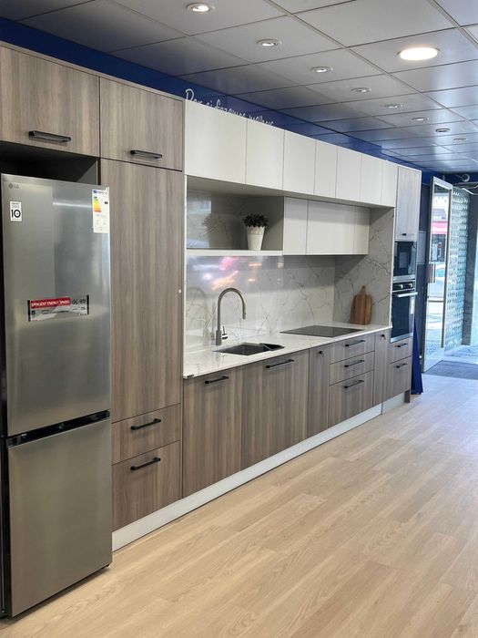 Cozinha de exposição com tampos Silestone