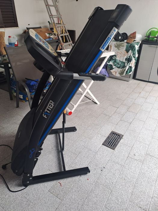 Passadeira, saco de boxe e alteres