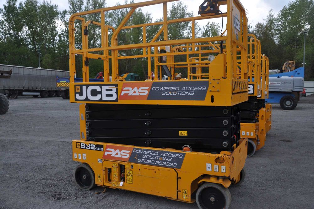 Zwyżka podnosnik podest ruchomy kompaktowy jcb Genie jlg 2646 E 10  M