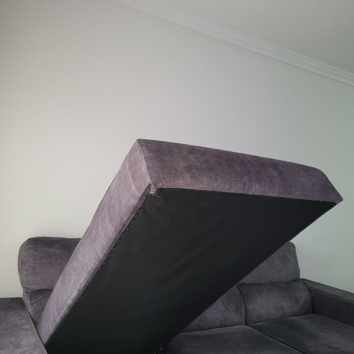 Sofá cinzento de 3 lugares com chaise longue