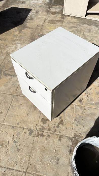 Modulo de escritorio usado com duas gavetas