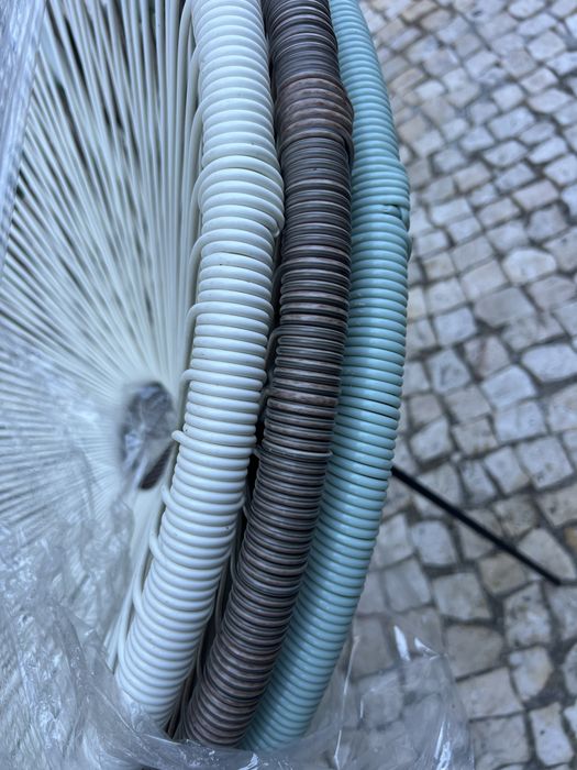 Sofa Ikea Kivk Cinza claro e cadeiroes