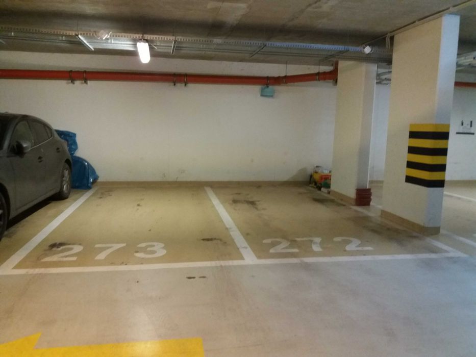 Sprzedam miejsce postojowe Hlonda 10E