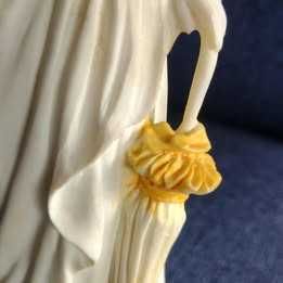 Estatueta Dama antiga em marfinite