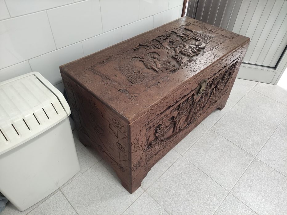 Arca Madeira Antiga trabalhada à mão Moçambicana