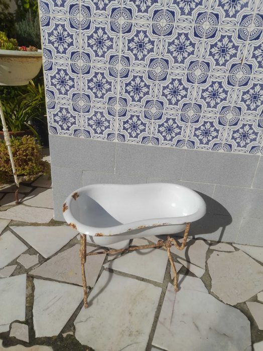 Bidé Antigo em Esmalte com Base de Ferro