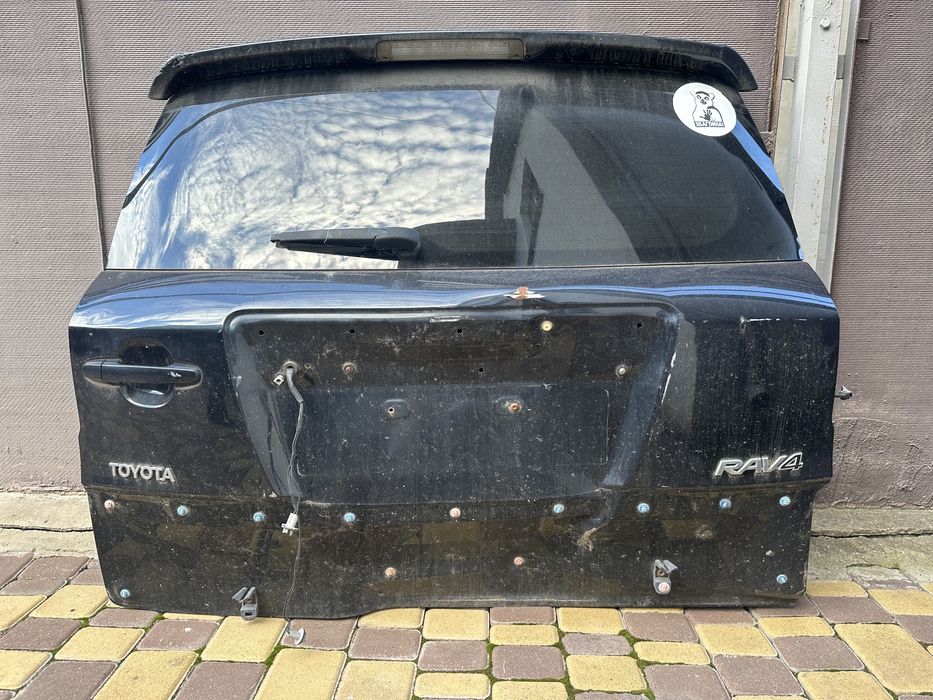 Крышка багажника  toyota rav4 2011