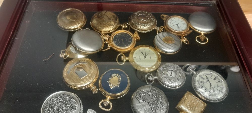 Vendo relogios de bolso a pilhas e em corda.