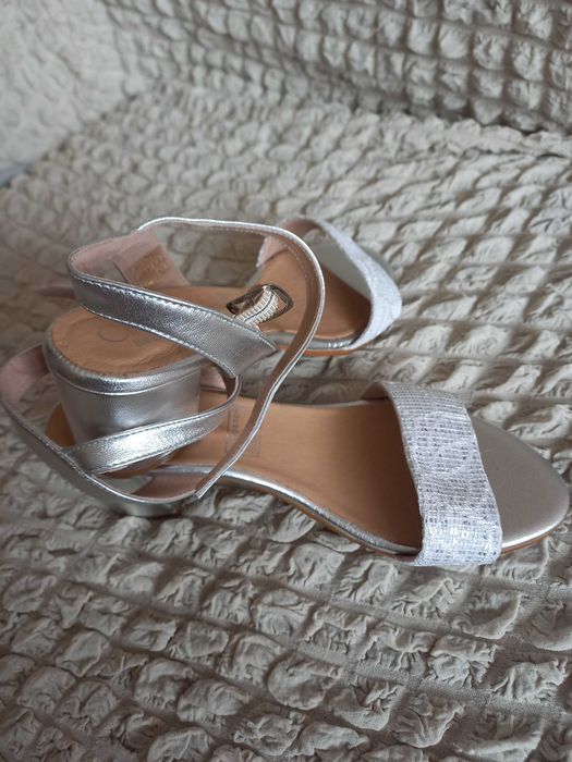 Красивые нарядные новые кожаные босоножки ИСПАНИЯ.