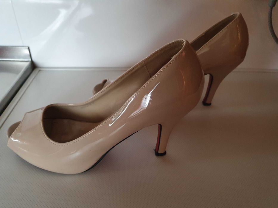 Czółenka lakierkowe w kolorze beżowym cielistym r. 39