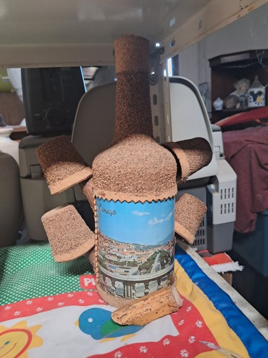 Garrafa e copos em cortica