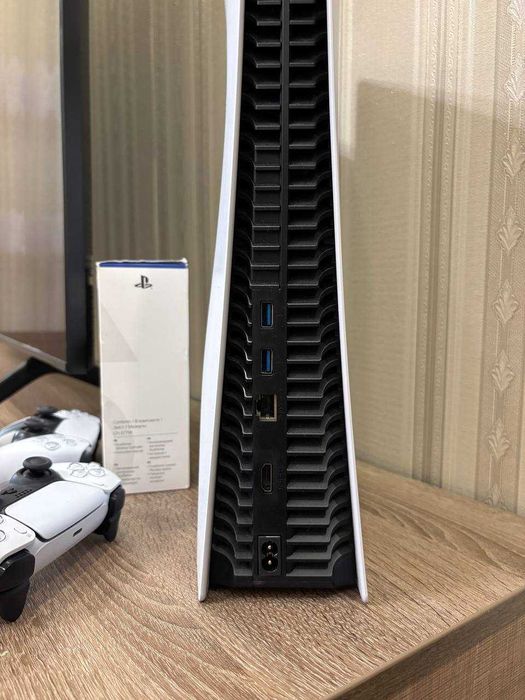 Playstation 5 (PS5) - 825 GB - два джойстики