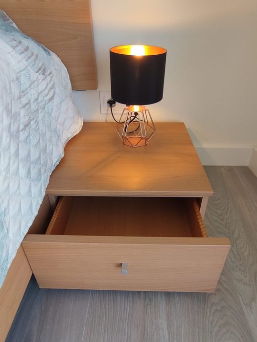 Cama de casal, com 2x mesas de cabeceira