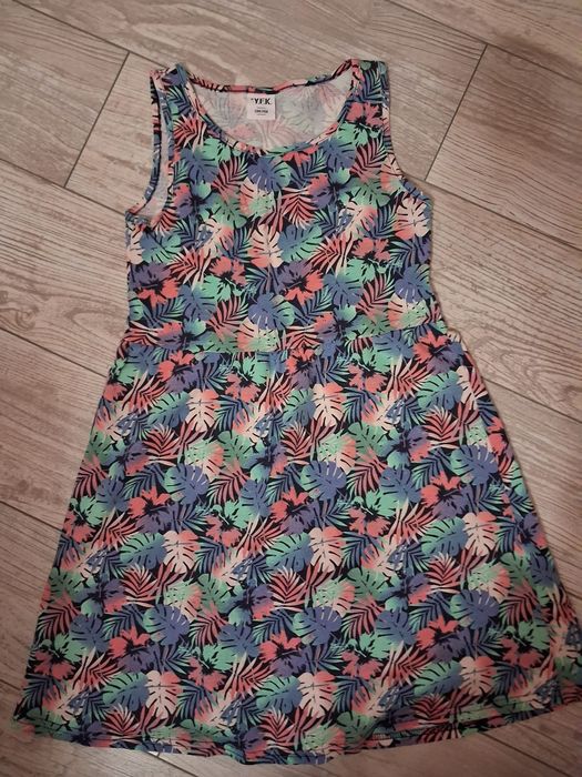 Bluzki, sweterek, sukienka, spodenki rozm 134-140