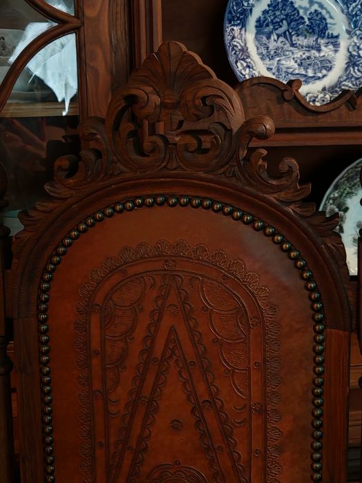 Conjunto de móveis de sala de jantar em castanho mogno maciço antigo