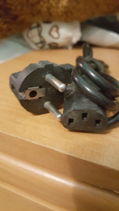 кабель живлення та монітора для компютера