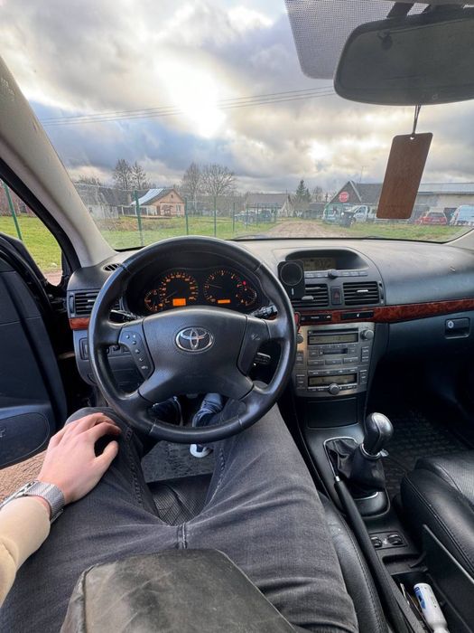 Toyota Avensis 2.0, 4D, 2005 рік, механіка,преміум комплектація.