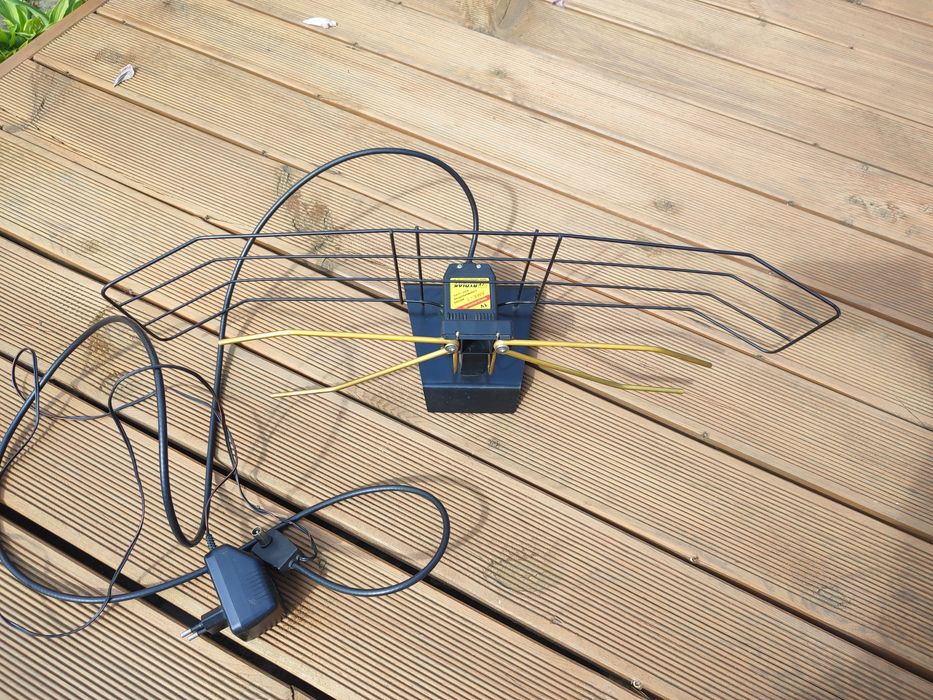 Antena pokojowa z zasilaczem