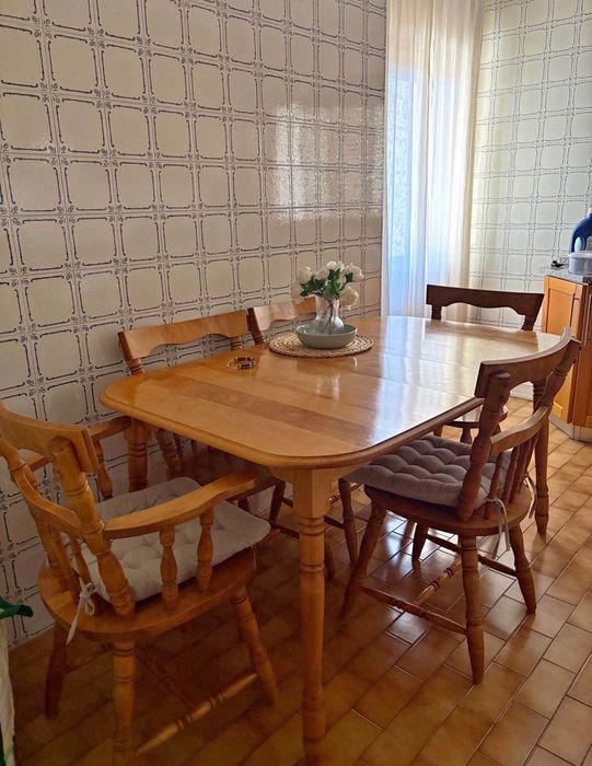 Mesa e cadeiras de cozinha