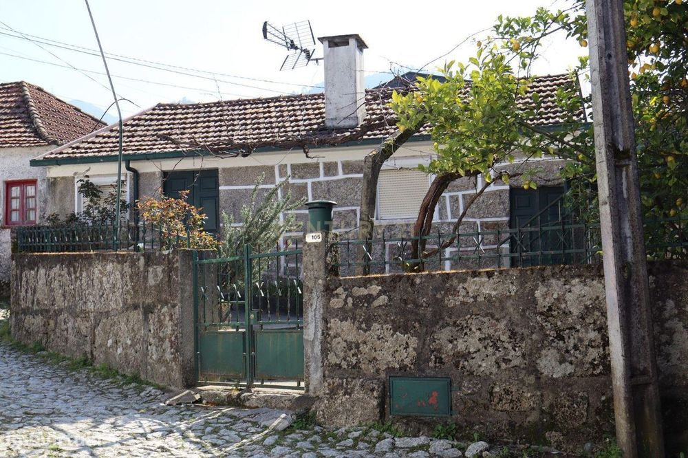 Casinha rústica para restauro em Ovelhinha, Gondar, no concelho de Ama