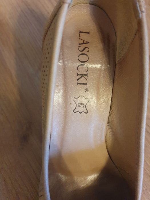 Pantofle Lasocki skórzane nude 36