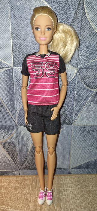 Лялька Барбі йога шарнірна футболістка