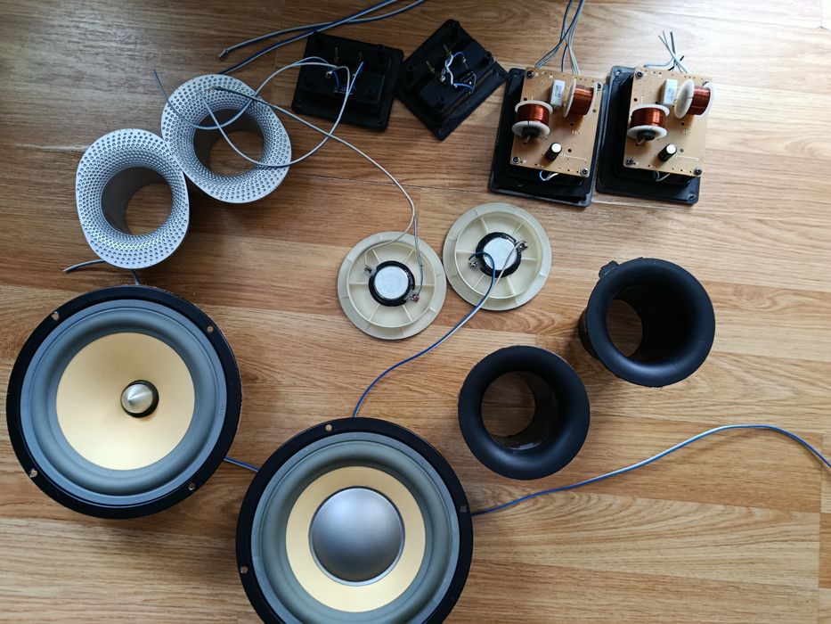 Kolumny głośnikowe na części